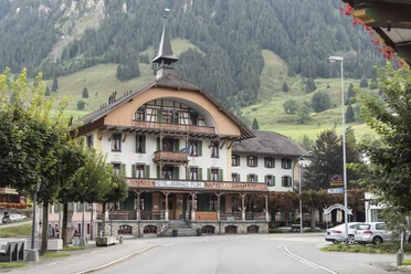 L'hôtel FLÜHLI Kurhaus est un bâtiment historique datant de 1899.