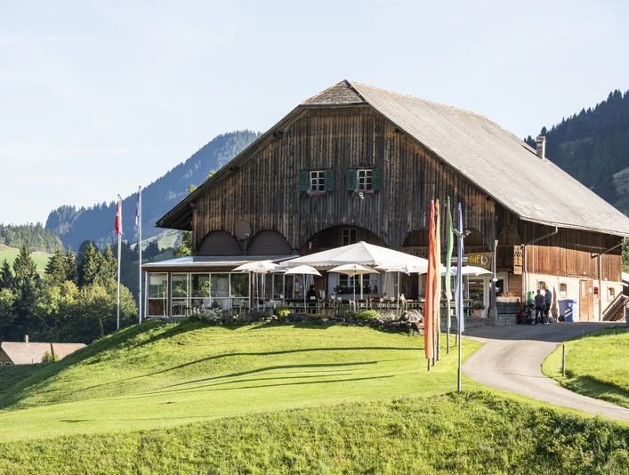 Le restaurant confortable près du terrain de golf