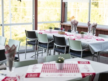 Die helle und einladende Gaststube lädt zum Verweilen ein