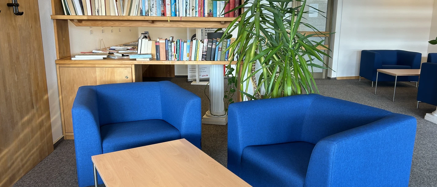 Leseaal im Haus des Kurgastes auf Juist (2).jpeg Leseaal im Haus des Kurgastes auf Juist