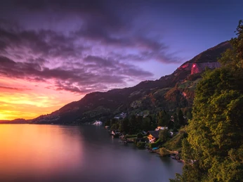 Swiss flag Grosse Schweizerfahne hängt über Vitznau im AbendrotLarge Swiss flag hangs over VitznauUn grand drapeau suisse flotte au-dessus de Vitznau