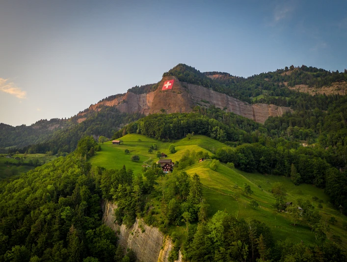 Schweizerfahne Grosse Schweizerfahne hängt über VitznauLarge Swiss flag hangs over VitznauUn grand drapeau suisse flotte au-dessus de Vitznau
