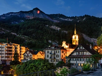 Schweizerfahne Grosse Schweizerfahne hängt über VitznauLarge Swiss flag hangs over VitznauUn grand drapeau suisse flotte au-dessus de Vitznau