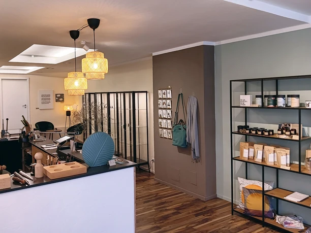 Moderner Laden mit Tresen und minimalistischen Regalen