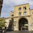 Eigelsteintorburg Das Bild zeigt die beeindruckende Eigelsteintorburg in Köln, eine mittelalterliche Torburg in Sandsteinbauweise mit drei Stockwerken, Bögen und historischen Details. Sie ist umgeben von Häusern und zeigt ein typisches städtisches Kölner Straßenbild.The picture shows the impressive Eigelsteintorburg in Cologne, a medieval gate castle in sandstone construction with three storeys, arches and historical details. It is surrounded by houses and shows a typical urban Cologne street scene.
