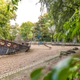 Kinderspielplatz Auensee - Familie in Leipzig Der Spielplatz am Auensee lädt zu einer Spielpause ein.