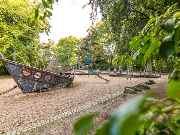 Kinderspielplatz Auensee - Familie in Leipzig Der Spielplatz am Auensee lädt zu einer Spielpause ein.