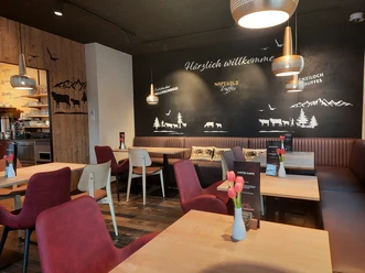 Das helle und moderne Café lädt zum Verweilen ein