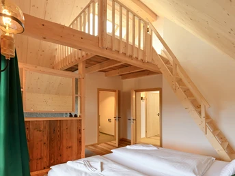 Schlafzimmer mit Treppe