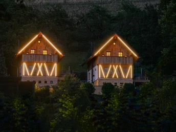 Außenansicht bei Nacht