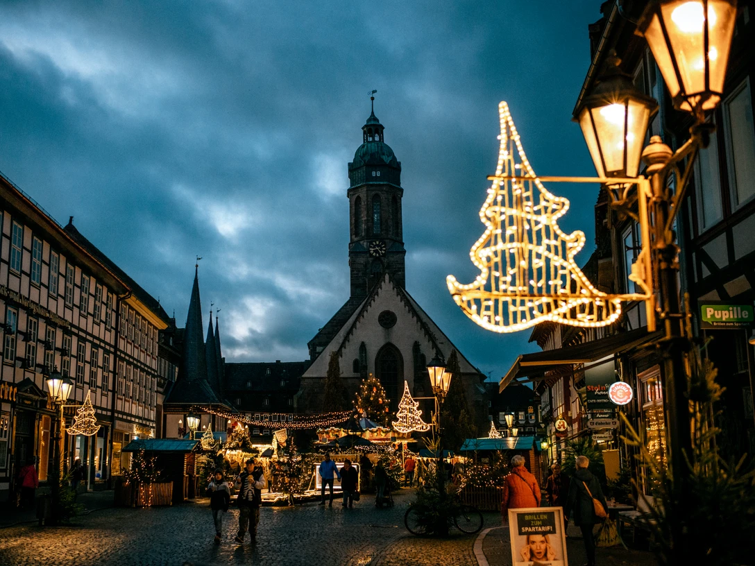 Einbecker Weihnachtsdorf Aufnahme vom weihnachtlich geschmückten Marktplatz in Einbeck