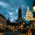Einbecker Weihnachtsdorf Aufnahme vom weihnachtlich geschmückten Marktplatz in Einbeck