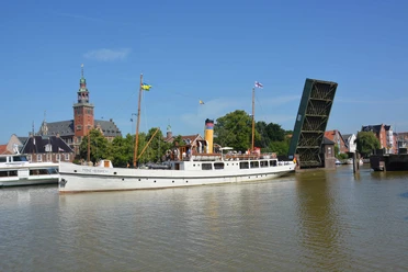 Prinz Heinrich Leer vorm Rathaus und Waage Das Bild zeigt die Prinz Heinrich vorm Rathaus und Waage