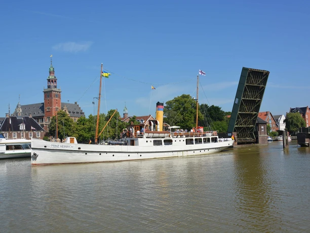 Prinz Heinrich Leer vorm Rathaus und Waage Das Bild zeigt die Prinz Heinrich vorm Rathaus und Waage