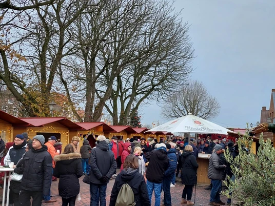 Weihnachtsmarkt Greetsiel 2022 Zu sehen sind ein paar Weihnachtsbuden und Menschen von weitem.You can see a few Christmas stalls and people from afar.Man kan se nogle få juleboder og mennesker på lang afstand.Je ziet een paar kerstkraampjes en mensen uit de verte.