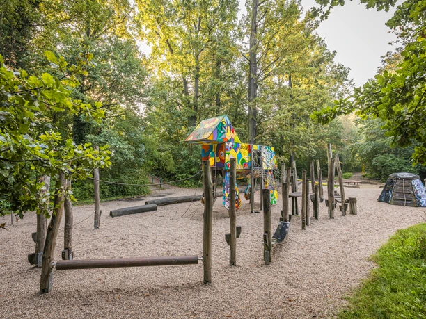 Spielplatz am Fockeberg - Familie in Leipzig Auf dem Spielplatz am Fockeberg gibt es ein großes Klettergerüst aus Holz.