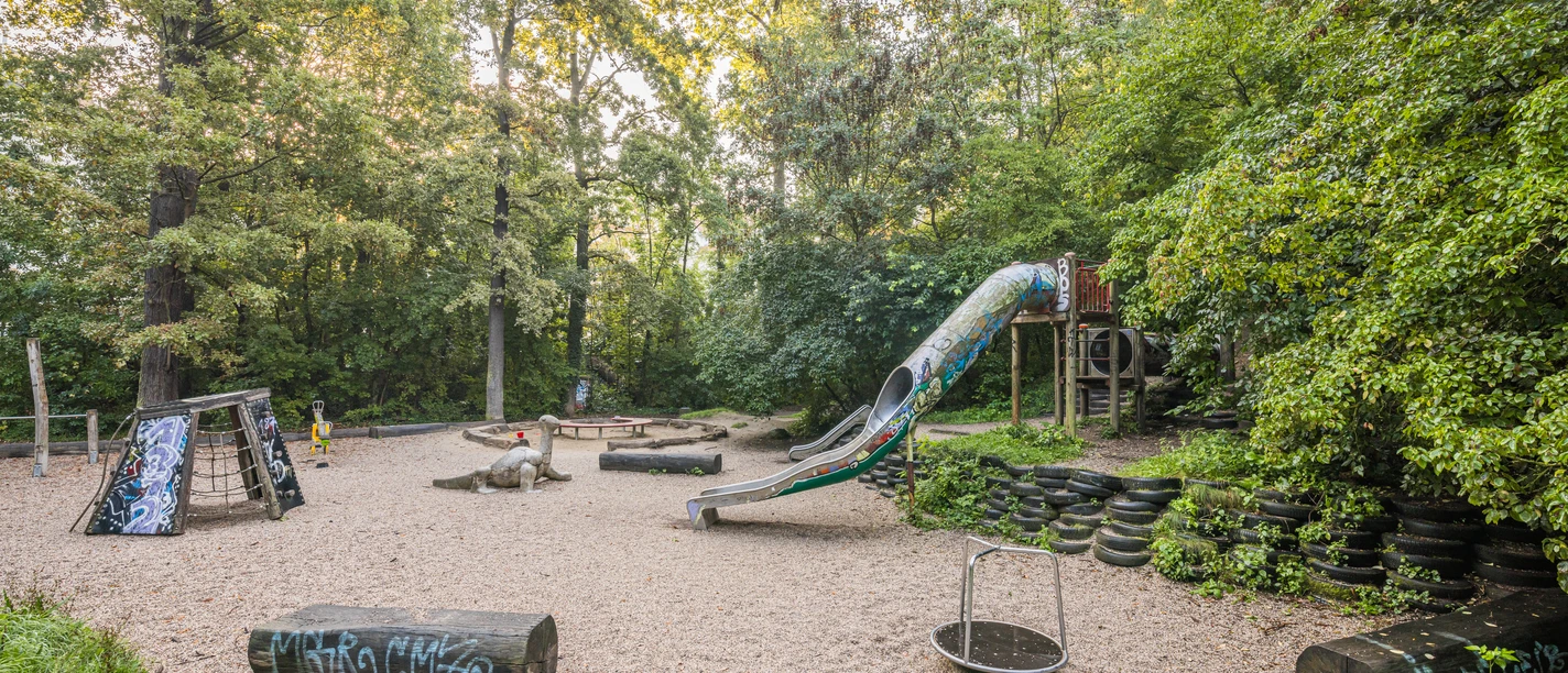 Playground on the Fockeberg - Family in Leipzig The children's playground on the Fockeberg offers a variety of play options.