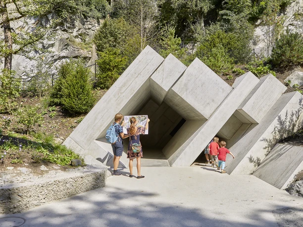 Jardin des Glaciers Le monde des rochers avec un visiteur