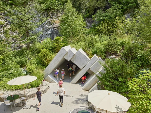 Gletschergarten Felsenwelt mit Besucher