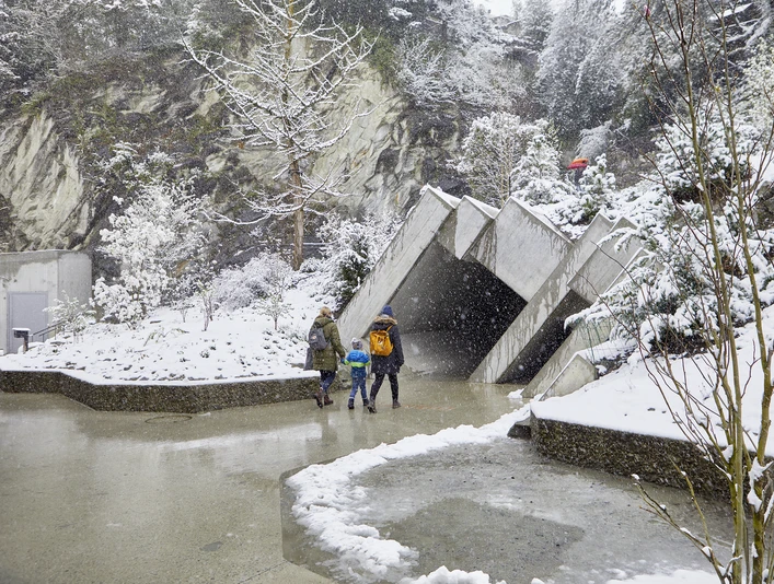 Glacier Garden Felsenwelt mit BesucherRock world with visitorsLe monde des rochers avec un visiteur