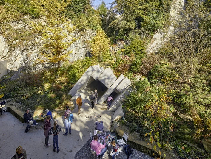 Glacier Garden Felsenwelt mit BesucherRock world with visitorsLe monde des rochers avec un visiteur