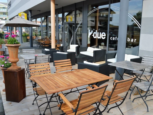 Die Sonnenterrasse lädt zum Verweilen ein