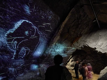 Felsenwelt_Projektion_Felsen_mit Besucher GletschergartenGlacier GardenJardin des Glaciers