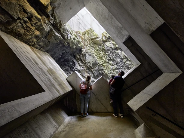 Jardin des Glaciers Le monde des rochers avec un visiteur