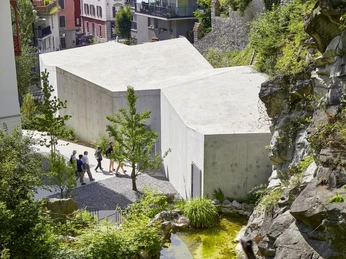 Gletschergarten Felsenwelt mit BesucherRock world with visitorsLe monde des rochers avec un visiteur