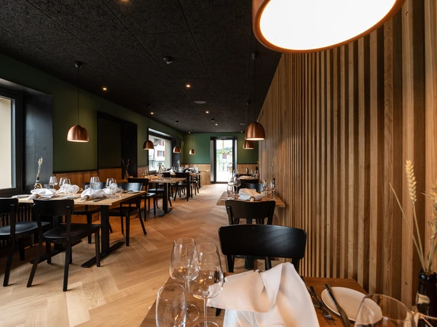 La salle de restaurant, avec cuisine et bar - le cœur du Lindenhof