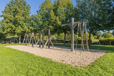 Spielplatz bei Schrebers Biergarten - Familie in Leipzig Bei Schrebers Restaurant und Biergarten gibt es einen Kinderspielplatz mit Klettergerüsten.