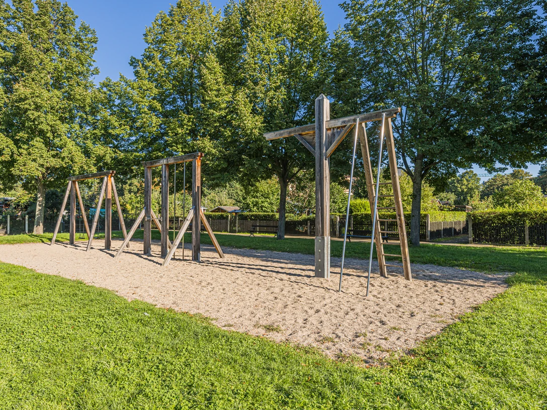 Spielplatz bei Schrebers Biergarten - Familie in Leipzig Bei Schrebers Restaurant und Biergarten gibt es einen Kinderspielplatz mit Klettergerüsten.There is a children's playground with climbing frames at Schreber's restaurant and beer garden.U restaurace a pivní zahrádky Schreber's je dětské hřiště s prolézačkami.Przy restauracji i ogródku piwnym Schreber's znajduje się plac zabaw dla dzieci z drabinkami wspinaczkowymi.Er is een kinderspeelplaats met klimrekken bij Schreber's restaurant en biertuin.Presso il ristorante e la birreria Schreber's è presente un parco giochi per bambini con strutture per arrampicarsi.