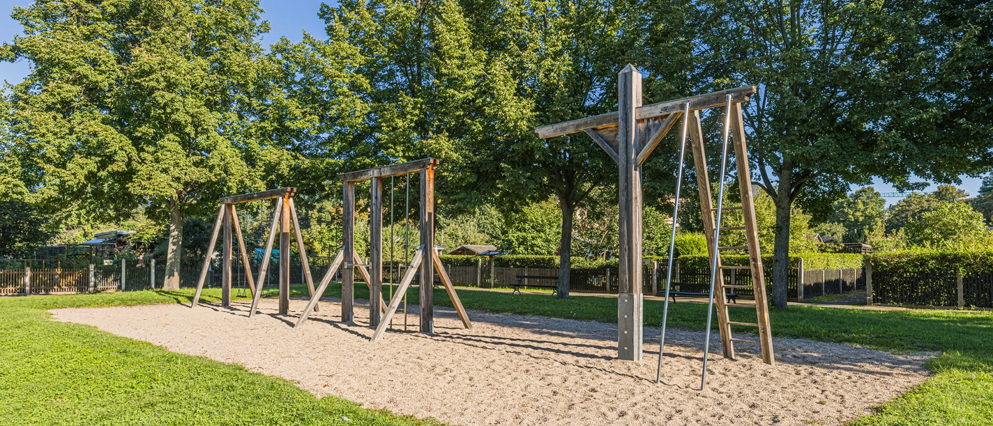 Spielplatz bei Schrebers Biergarten - Familie in Leipzig Bei Schrebers Restaurant und Biergarten gibt es einen Kinderspielplatz mit Klettergerüsten.