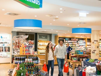 Junge Leute vegane und vegetarische Produkte im Trend.jpg