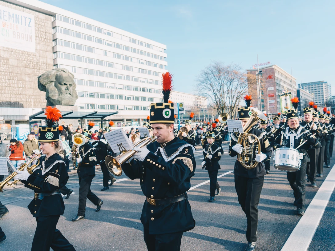 Bergparade vorbei am Karl-Marx-Kopf. © Ernesto Uhlmann_CWE.jpg