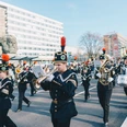 Bergparade vorbei am Karl-Marx-Kopf. © Ernesto Uhlmann_CWE.jpg Musikkapelle in traditioneller Uniform marschiert vor dem Karl-Marx-Denkmal in einer Stadt.Music band in traditional uniform marching in front of the Karl Marx monument in a town.Hudební skupina v tradičních uniformách pochoduje před pomníkem Karla Marxe ve městě.Zespół muzyczny w tradycyjnym umundurowaniu maszerujący przed pomnikiem Karola Marksa w mieście.Muziekkorps in traditioneel uniform marcheert voor het Karl Marx monument in een stad.Banda musicale in uniforme tradizionale che marcia davanti al monumento a Karl Marx in una città.