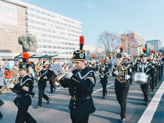 Bergparade vorbei am Karl-Marx-Kopf. © Ernesto Uhlmann_CWE.jpg