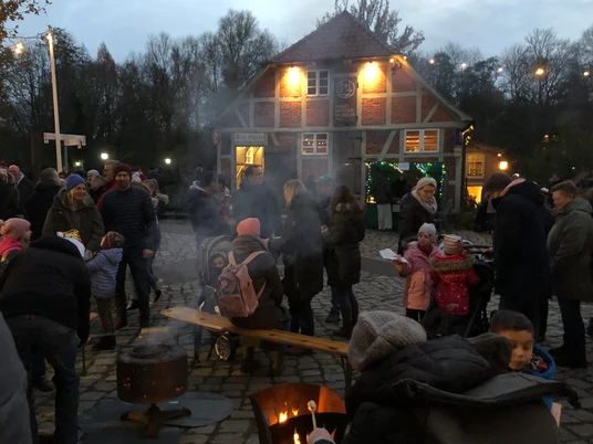 Sittenser Weihnachtsmarkt am 1. Adventswochenende Sittenser Weihnachtsmarkt am 1. AdventswochenendeSittens Christmas market on the 1st Advent weekendSittens julemarked den 1. weekend i adventKerstmarkt in Sittens in het 1e weekend van de advent