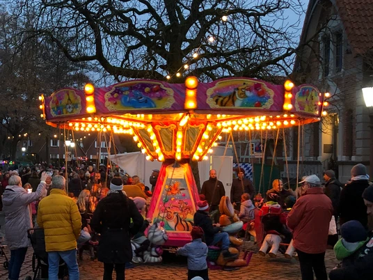 Sittenser Weihnachtsmarkt vor der Wassermühle Sittenser Weihnachtsmarkt vor der WassermühleSittens Christmas market in front of the watermillSittens julemarked foran vandmøllenSittens kerstmarkt voor de watermolen