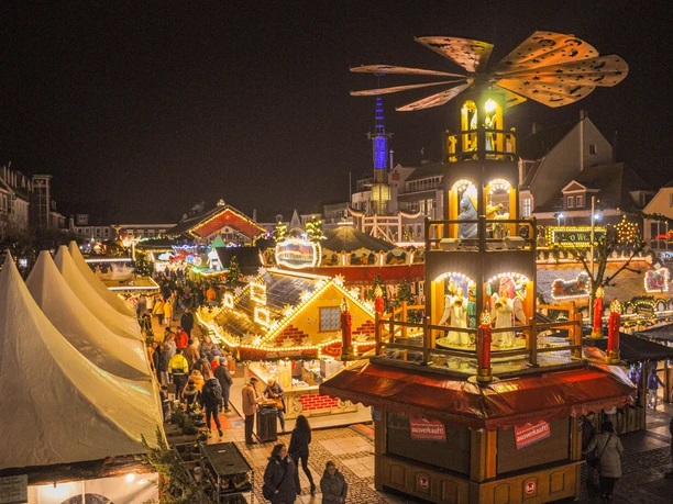 Auricher Weihnachtszauber Panorama auf dem Marktplatz Auricher Weihnachtszauber Panorama auf dem Marktplatz