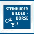 Bilderbörse-Kunstscheune-Steinhude Blaues Schild mit weißem Rahmen und floralen Mustern zeigt den Schriftzug "Steinhuder Bilder-Börse".