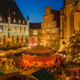 historischer weihnachtsmarkt_marktplatz.jpg_c_Joachim Viertel.jpg Ein festlich beleuchteter Weihnachtsmarkt bei Dämmerung mit Ständen und einem geschmückten Tannenbaum.A festively illuminated Christmas market at dusk with stalls and a decorated Christmas tree.Een feestelijk verlichte kerstmarkt in de schemering met kraampjes en een versierde kerstboom.Et festligt oplyst julemarked i skumringen med boder og et pyntet juletræ.