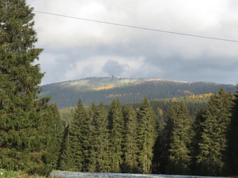 Blick zum Auersberg vom Ortseingang