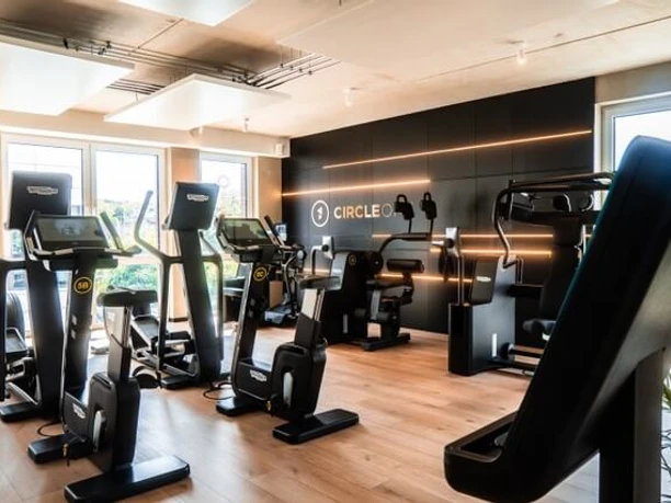 Circleone Bad Oeynhausen Moderne Fitnessgeräte in einem hellen, großzügigen Raum des Circleone Studios in Bad Oeynhausen.