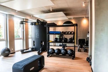 Circleone Bad Oeynhausen Moderne Fitnessausstattung in einem hellen Raum mit Holzboden und großen Fenstern für Tageslicht.