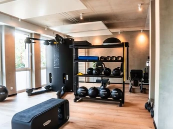 Circleone Bad Oeynhausen Moderne Fitnessausstattung in einem hellen Raum mit Holzboden und großen Fenstern für Tageslicht.