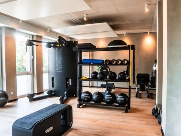 Circleone Bad Oeynhausen Moderne Fitnessausstattung in einem hellen Raum mit Holzboden und großen Fenstern für Tageslicht.
