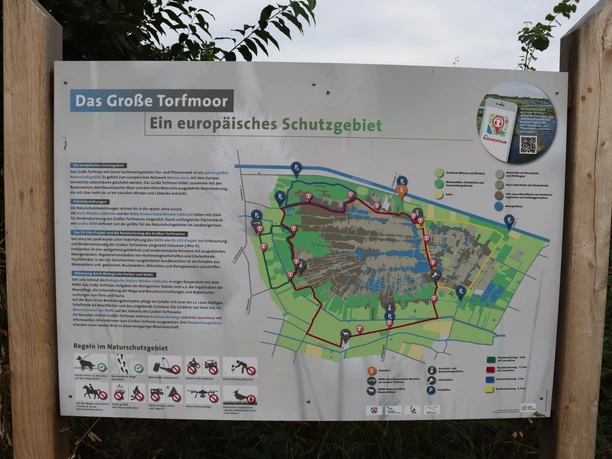 Informationsschild zum Großen Torfmoor mit Karte, Wandertipps und Hinweisen zu Schutzmaßnahmen.