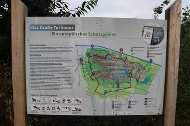 Großes Torfmoor Informationsschild zum Großen Torfmoor mit Karte, Wandertipps und Hinweisen zu Schutzmaßnahmen.