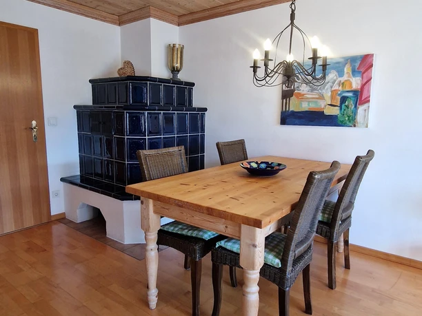 Essplatz mit Kachelofen